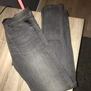 Tjoo, säljer dessa feta replay jeans i färgen grå som är i gott skick! Storleken 31 på båda sitter väldigt Slim ! Hör av dig vid frågor💸