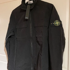Stone Island Jacka - Säljer denna jacka för ett bra pris. Endast testad och den är lite liten i storleken. Skulle säga en stor S men en liten M. Kom privat för frågor!