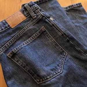 High waist jeans från Weekday i modellen ”lash” med måtten 25/32! Säljer då de inte längre används💖