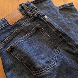 Jeans från Weekday  - High waist jeans från Weekday i modellen ”lash” med måtten 25/32! Säljer då de inte längre används💖