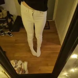 Ett par vita skinny jeans som ej passar längre❤️