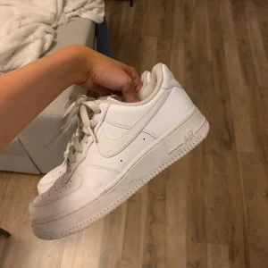 Nike airforce - Använda ett tag men dom är bara ett år gammal, säljer då jag använder oftast mina andra skor jag har💕 Storlek 39. Köpta för 1300.