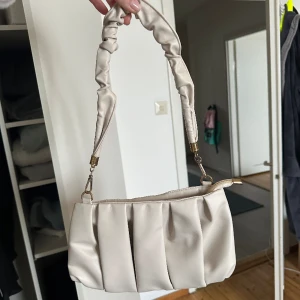 Liten handväska  - En liten handväska, har typ nått litet mörkt märke på handtaget, bild 3