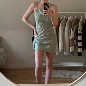 Sommar klänning  - Den finaste sommar klänningen. Den är så flattering då man kan knyta midjan 💕Passar XS-S.