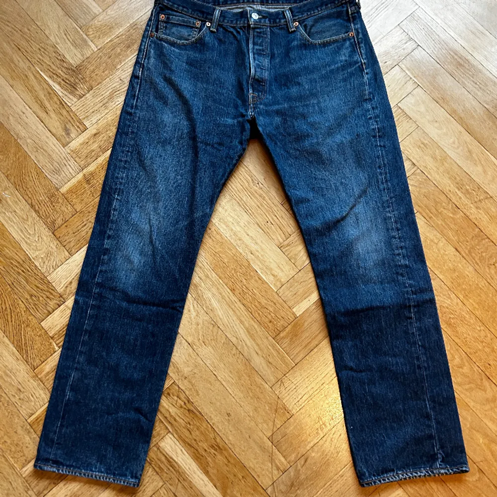 Levis 501 i Storlek 36/32 Bra skick, snygg passform Kan lämnas i Malmö. Jeans & Byxor.