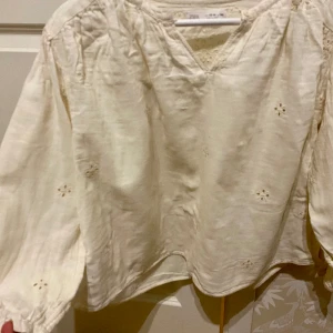 Supersöt blus från Zara! - Söpersöt blus från Zara🥰 Vit/cream beige! Den är i storlek 13-14 är (164), men skulle säga att den passar allt från XS-M