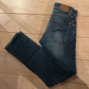 Nudie jeans 29/32 - Ett par riktigt riktigt feta nudie jeans, fetare fade finns inte någonstans. Dem har även en liten lagning som är gjord hos nudie som gör dem ännu fetare 🔥 kom pm vid frågor