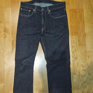 Levi's Jeans 514 32x32 - Säljer mina levis jeans 514 i storlek 32x32. Jag är 186 och väger 66 och passar slim/regular. Dem är i bra skick och knappt använda. Köpt från levis butiken. Mer frågor kan ställas i dm.