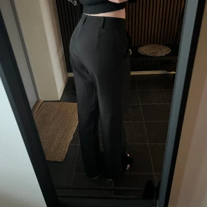 Svarta kostymbyxor  - helt nya svarta kostymbyxor. Low waist och raka i benen, nopprar inte. Lååånga i benen. 