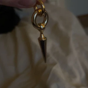 Maria Nilsdotter örhängen  - Intressekoll på mina maria nilsdotter liknade örhängen🤭🤭🤭 Säljer då de inte riktigt är min stil, puss😗😗😗❤️❤️❤️❤️de är 1 par 