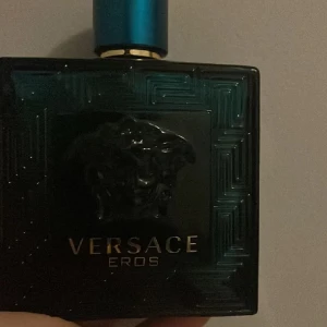 Versace Eros parfym - Säljer denna parfym nästan helt full. Säljer för 520kr