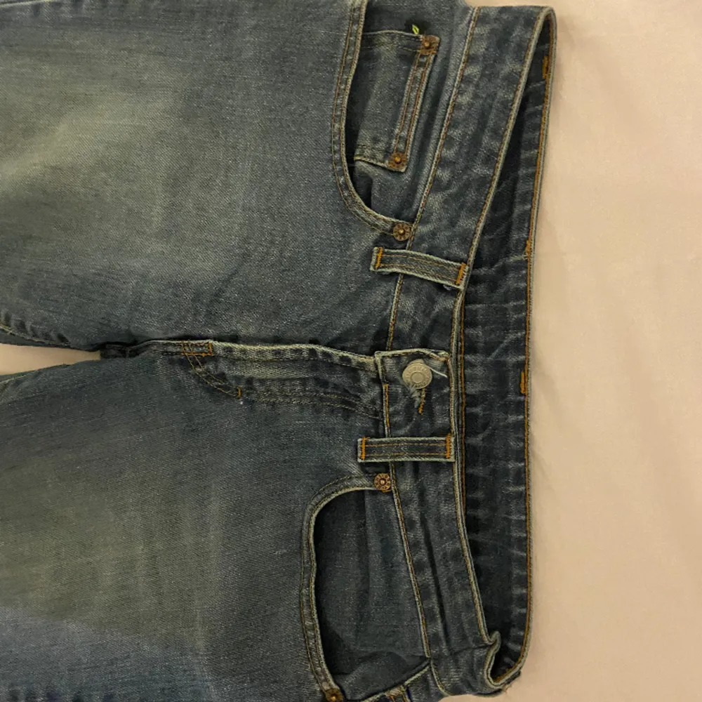 Lågmidjade bootcut Jean från DKNY   Midjemått: 36 cm Innebenslängd: 74 cm. Jeans & Byxor.