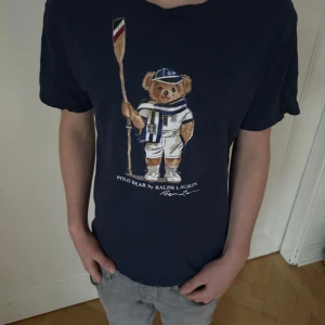 Polo Ralph lauren t shirt - En sjukt snygg polo Ralph lauren t-shirt i en marinblå förf. Bra skick, inga defekter. Strl=14-16(modellen är ca 165 och väger ca 52kg. Mvh