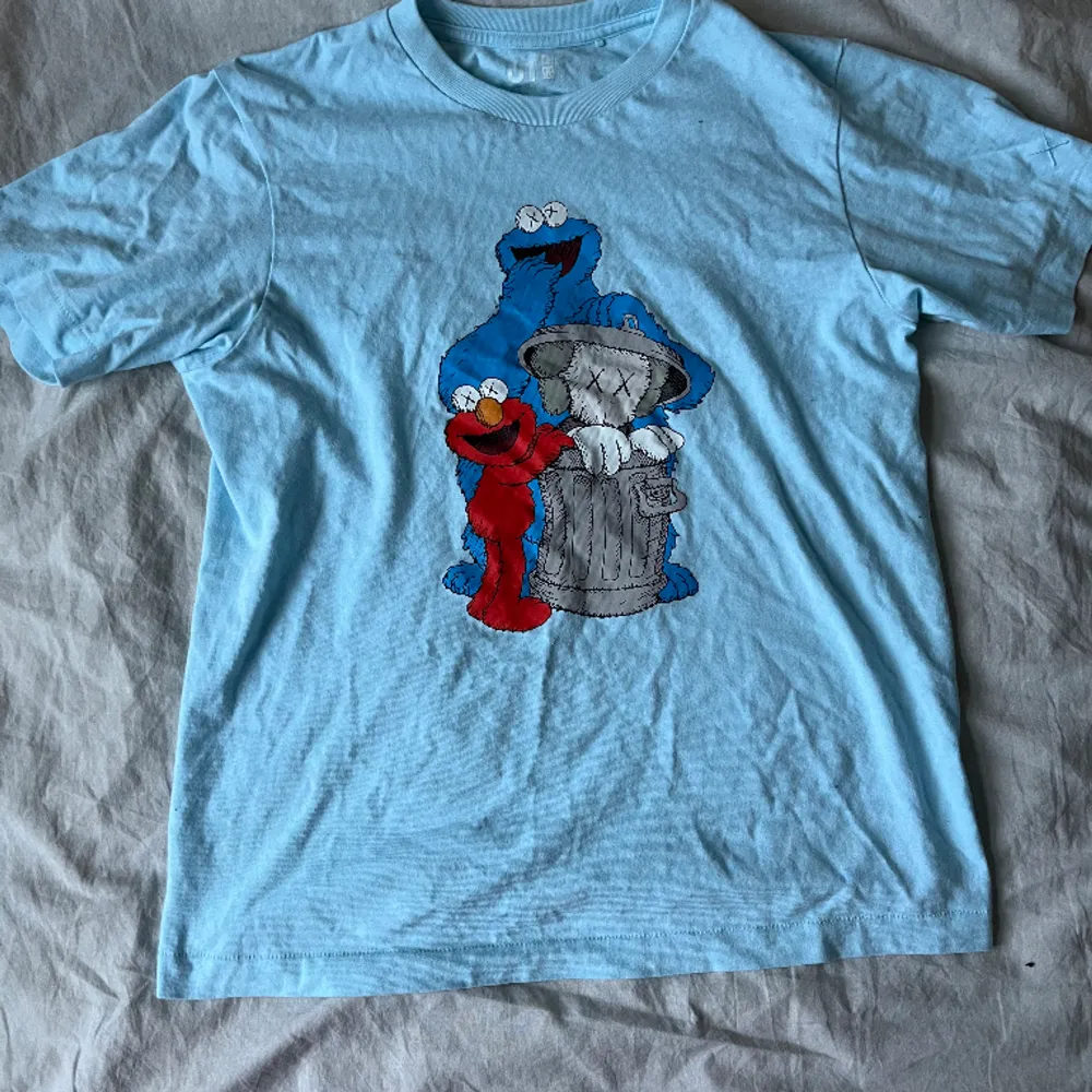 Ljusblå Kaws X Sesame Street T-Shirt knappt använd  Är XS men passar S oså. T-shirts.