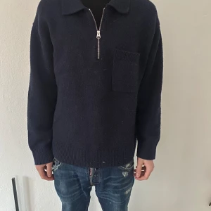 Kofta/Cardigan - Najs kofta, rätt så stor. Säljer tröjan då den inte kommer till så mycket användning. Tveka inte på att höra av er!