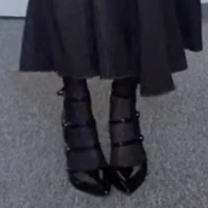 Klackar - Sötaste klackarna jag vet, dom passar ej tyvärr🥲 dom är använda och har en del små repor över lacken (som jag gärna skickar bilder på) men inget som jag tycker stör.