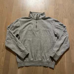 Långärmad  - Grå långärmad tröja med zip up högst upp i fint skick, säljer då jag vuxit ur. 