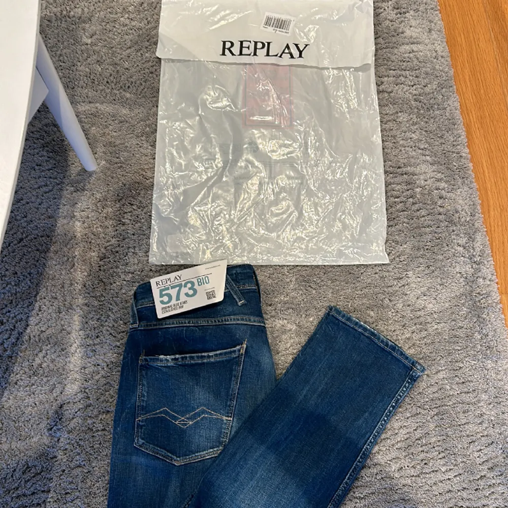 Helt nya Replay anbass jeans. Säljer på grund av att dom inte passade. . Jeans & Byxor.