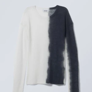 Weekday stickad tröja - Helt ny stickad tröja från weekday i vit och mörkblå, superskön! Den är jättepopulär och helt slutsåld i alla storlekar.💛 Nypris: 450 kr 