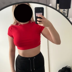 Röd topp - Röd croppad topp, stretchigt material passar xs-m. ANVÄND KÖP NU💕