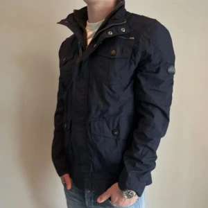 Field Jacket - Hej, säljer nu min field jacket från märket s.Oliver. Den är i väldigt fint skick med inga defekter. Jackan är i storlek L men sitter som ett M. Hör av er vid minsta lilla fråga!