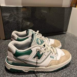 Tja! Säljer nu mina snygga och exklusiva New Balance 550 i färgen White/Green på grund av att dom inte kommer till användning längre. Dem är använda men i bra skick skulle säga 7,5/10 och är nytvättade och redo för anvädning. Ny pris runt 3600 kr. 