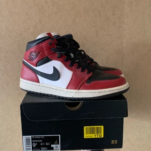 Jordan 1 mid - Jordan 1 mid  Storlek 43 Skick 9/10 Hör av dig om du har några frågor!