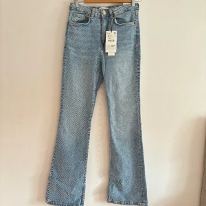 Zara Flare Jeans NYA!! - Helt nya utsvängda jeans från zara som är så sköna! Säljer pga. är för korta för mig💞