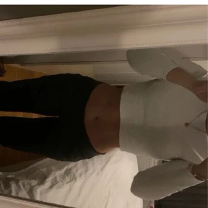 Skinnbyxor  - Säljer mina fina skinnbyxor från Nelly i mycket bra skick💞