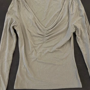 Sommar topp  - Fin u ringad sommar tröja som är super fin