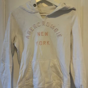 Huvtröja Abercrombie & Fitch  - Huvtröja från Abercrombie & Fitch🤍