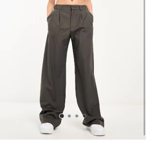 Kostymbyxor Stradivarius NYA - Mörkgrå kostymbyxor från Stradivarius. Helt nya, prislappen sitter kvar. Slutsålda på hemsidan. Storlek 34 men skulle även säga att de passar som 36.