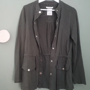 Bekväm kofta - Storlek S men jag har vanligtvis storlek M och den passar perfekt.