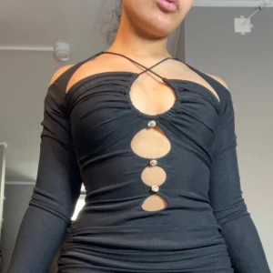 Fest klänning, svart, fest  - En väldigt fin svart klänning i storleken xs/s. Har används endast en gång. Ger en fin form och har fina blomknoppar på.  Ses helst i Slussen.  Nypris 150kr (Pris går att diskuteras)  Om den ska fraktas få står nu för frakten. 