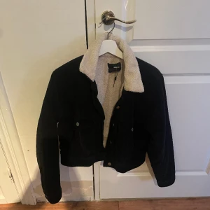 Manchesterjacka med teddy - Manchester-teddy jacka från bikbok storlek M, säljes pga ingen användning! Sparsamt använd och fint skick, pris går att diskuteras!❤️