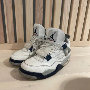 Jordan 4 midnight navy🔵🔵 - Använt i 4 månader bra skick men de är använda. Vill sälja för gillar inte skon längre. Strl 43 passar 42. Pris kan diskuteras.