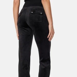 Juicy couture byxor. Del ray classic velour stl M - Juicy couture byxor. Del ray classic velour stl M. Använda men super fint skick. 