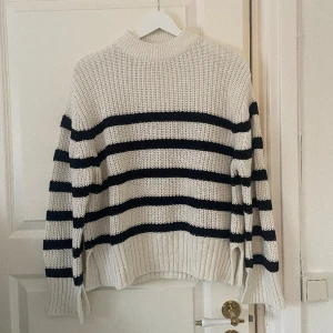 Stickad tröja  - Superfin!🤍 Knappt använd, har inga bilder med den på.