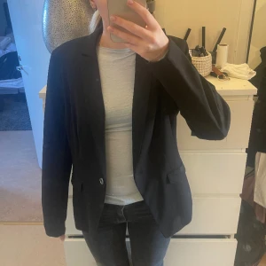 Kavaj - Tyvärr har denna kavaj inte kommit till användning. Perfekt kavaj att bara slänga på sig som sitter lite oversized🩷