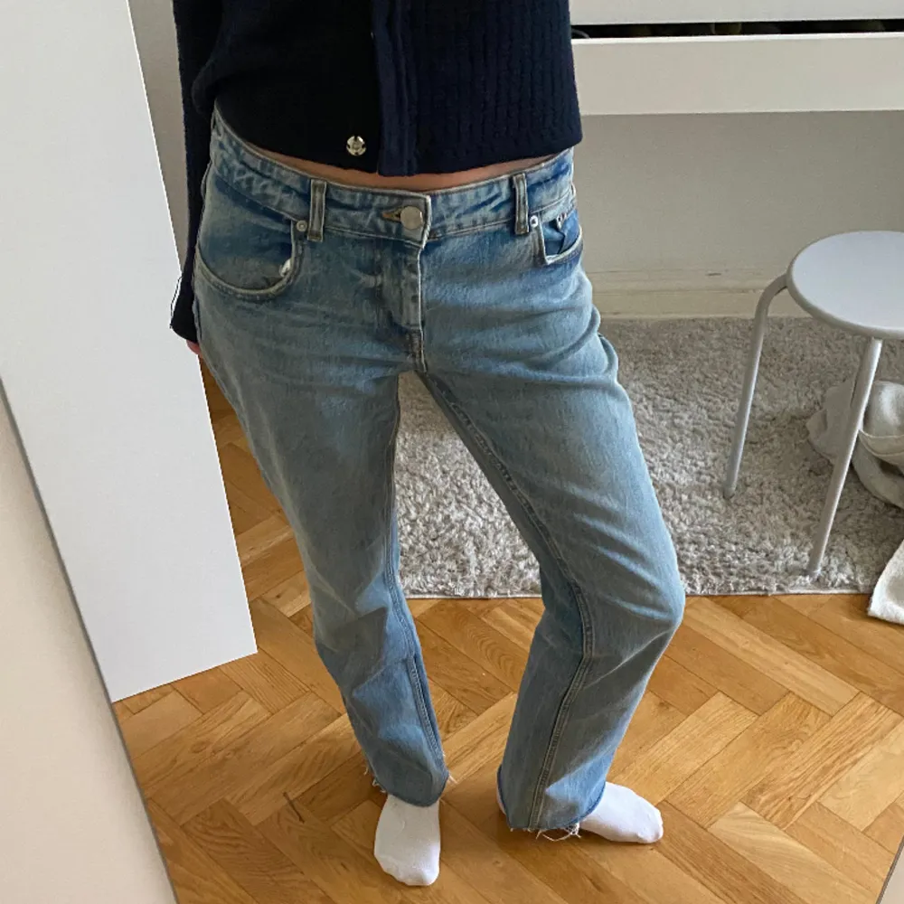 Snygga jeans från zara, jag är 170 som referens (tryck gärna på köp nu) . Jeans & Byxor.