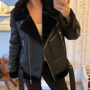 Fodrad Faux-läderjacka  - Fauxläder- jacka. Fodrad med ”päls”. Ej använd, bara testad. Den är varm och skön till vinter, höst eller tidig vår.  Köpt på Nelly.com  Oversized fit och passar från XS-M