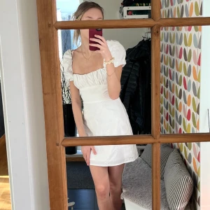 Studentklänning  - Säljer denna vackra studentklänning eller sommarklänning🤍🩵 Helt ny!