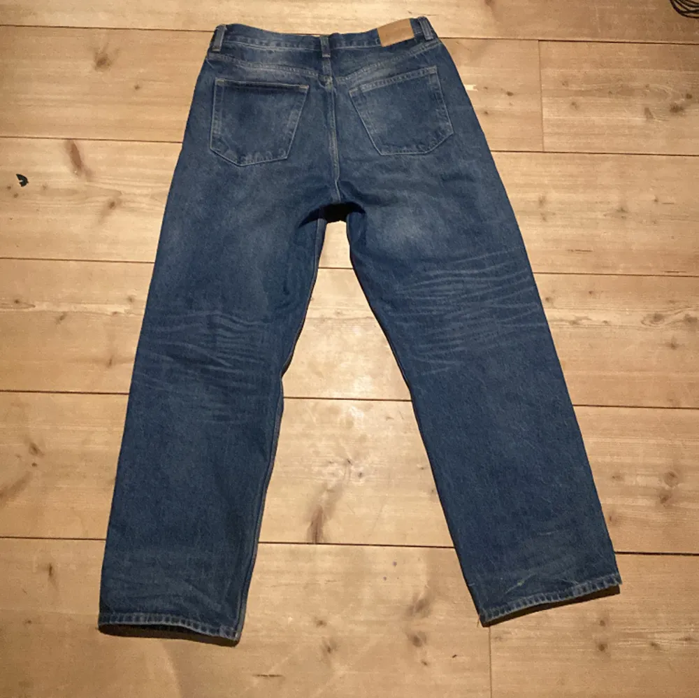 Weekday galaxy jeans använda fast i topp skick. Sitter riktigt bra, lite bredare fast ändå rakt Nypris:600 kr Mitt pris:250 kr Pris kan diskuteras. Jeans & Byxor.