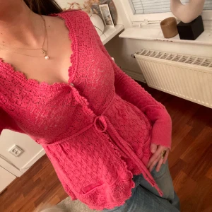 Odd Molly kofta - Så fin kofta från odd molly i en rosa färg. Har knappr så man kan själv välja hur urringad den ska vara. Band i midjan så man kan justera hur tight den sitter. Jätte gulliga fickor längst ner. Skriv för fler bilder. Storlek 2 vilket motsvarar S/XS