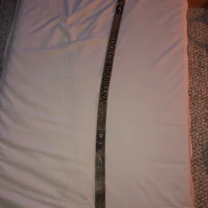 Dolce&gabbana - Säljer ett dolce&gabbana bällte som är i mycket bra skick pris kan diskuteras hör av er vid frågor. Kan mötas upp på Södermalm.