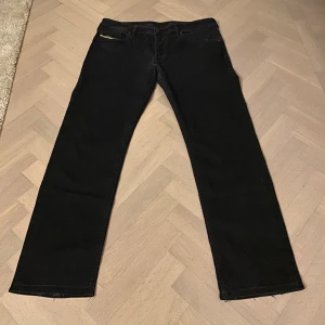 Diesel Jeans - Snygga svarta vintage Diesel jeans. Storlek 36/34 men känns mer som 34/32 