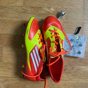 Adidas F50 adizero leather - Säljer dessa skor i storlek 40 2/3, mycket sparsamt använda och dessutom väger jätte lite (230 g per sko) , skriv om ni vill ha fler bilder!🤩 Även byta dobbar (3 alternativ)