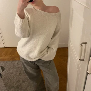 Vit stickad  - Vit oversized stickad från bikbok🫶🏼🤍