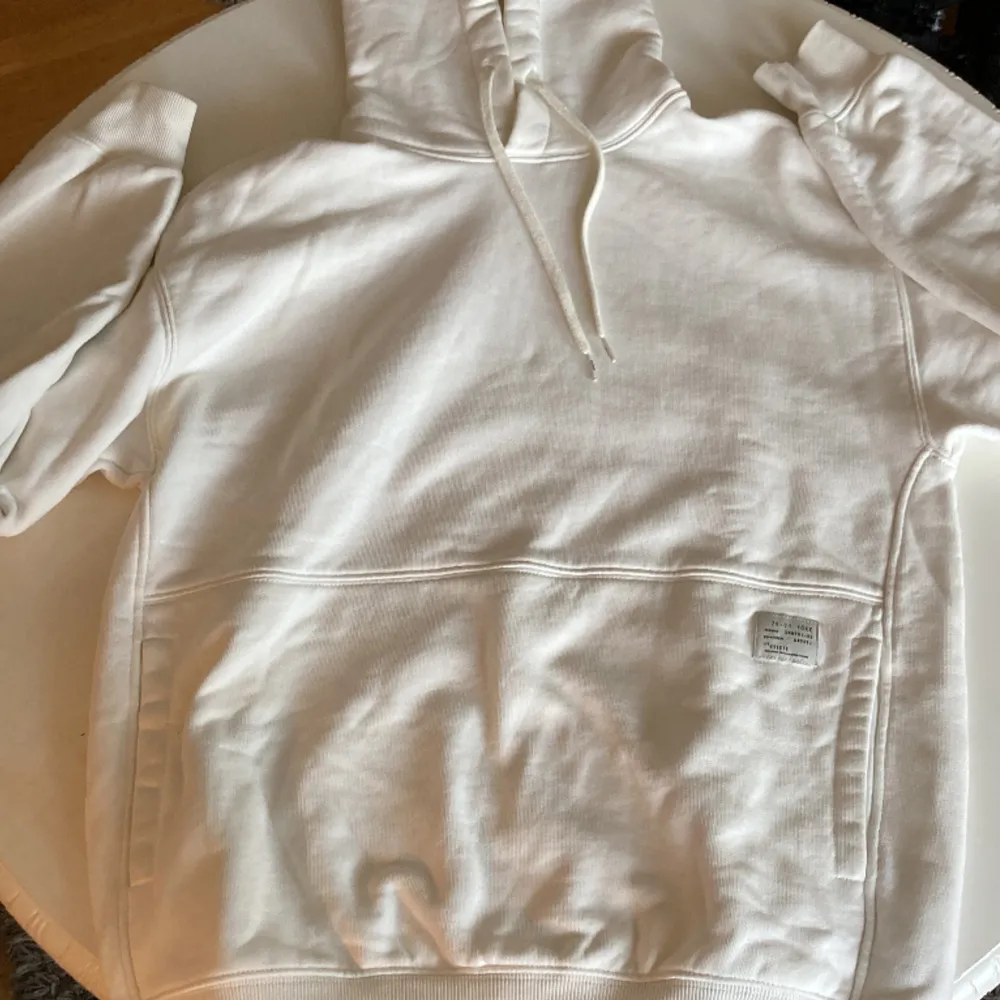 Hej jag säljer min vita hoodie väldigt bra skick använd få gånger ny pris 600-700. Hoodies.
