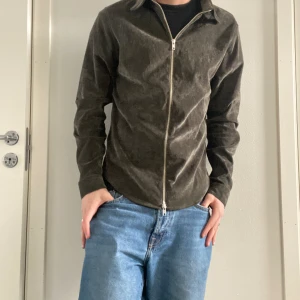 Aden manchesterskjorta zip - Mossgrön - Original pris 1 099 SEK Har använd ett par gånger 